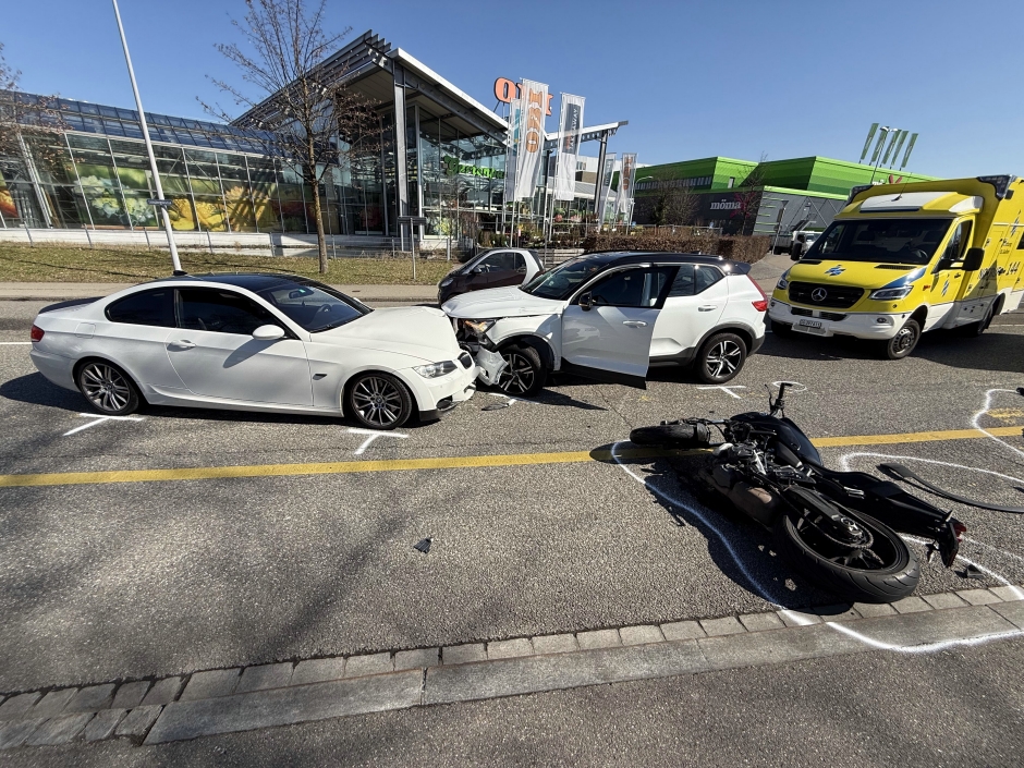 Unfall zwischen zwei Autos und einem Motorrad auf der Geissbergstrasse